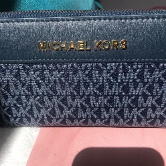 Michael Kors travel wallet - Picture 3 of 9